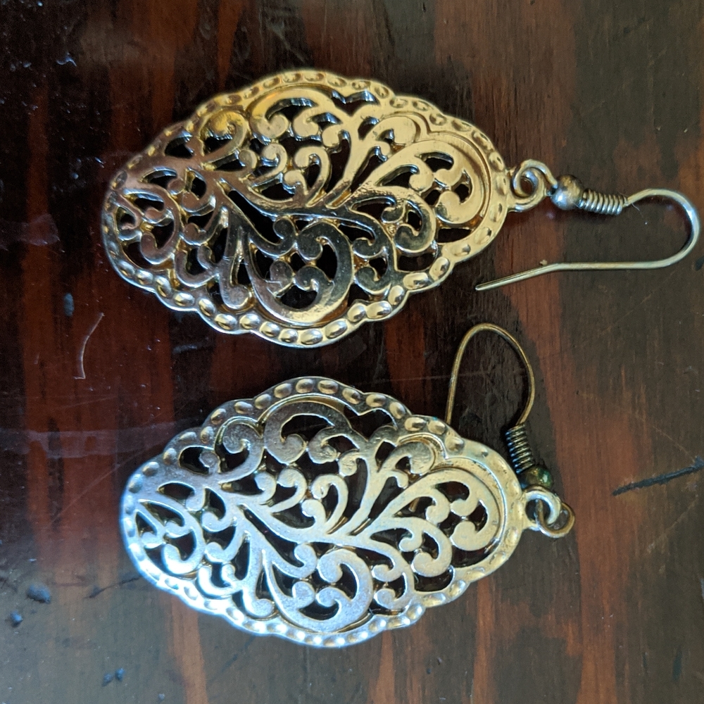 Gold filigree earring